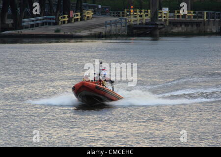 Greenwich, Londra, Regno Unito. Martedì 17 luglio 2012. Il Tamigi scialuppa di salvataggio giunchi per la scena dopo canoisti sono stati ribaltati sul Fiume Tamigi dal lavare da un fiume di taxi. Foto Stock