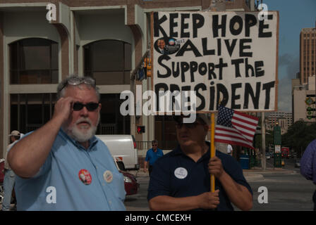 17 Luglio 2012 San Antonio, Texas, Stati Uniti d'America - i sostenitori del Presidente Obama presso la Henry B. Gonzalez Convention Center dove Pres. Obama è stato in possesso di una raccolta di fondi per il pranzo. Foto Stock