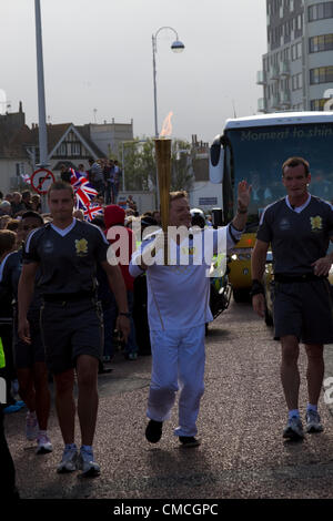 Il comico Eddie Izzard porta la fiamma olimpica a Bexhill on Sea, Regno Unito il 17 luglio 2012 durante la Torcia Olimpica. Il relè è stato fare i suoi progressi attraverso East Sussex e west Kent Foto Stock