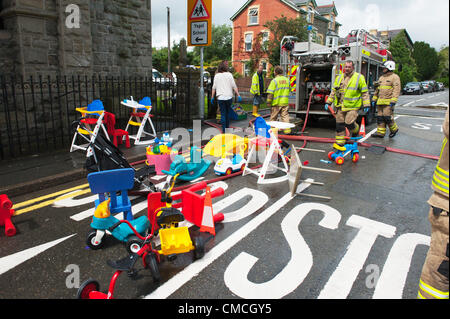 Luglio 18th, 2012. Builth Wells, Wales, Regno Unito. Una masnada di estremamente heavy rain nel Galles centrale causato acqua e depurazione di backup tramite la toilette e flood 'Cosa Tots desidera' Asilo nido. La contea di Powys Fire service consentono alla scena. Foto Stock