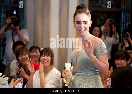 Luglio 18, 2012, Tokyo, Giappone - L'attrice Lily Collins (Snow White) assiste il Premier di 'speculare Mirror' e le onde per il pubblico al St. Cattedrale di Grace in Tokyo. Il 'Speculare' Mirror film racconta la storia di una principessa orfane chiamato Snow White (Lilly Collins) e la sua crudele matrigna della regina (Julia Roberts) che prevede di prendere in consegna il regno. La regina cerca di sbarazzarsi di Snow White gettando la foresta, ma la principessa è salvato da una banda di diminutivo autostrada briganti, e con esse cerca di recuperare il suo regno. Questo film sarà rilasciato dal 14 settembre in Giappone. (Foto di Rodri Foto Stock