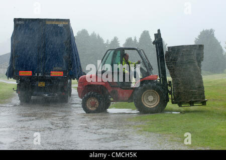 Il 18 luglio 2012. Builth Wells, Wales, Regno Unito. Lavoratori preparare un parcheggio per il Royal Welsh Showground. Gli organizzatori sono ottimisti per il bel tempo la prossima settimana quando il Royal Welsh Show inizia da lunedì 23 luglio 2012. Foto Stock