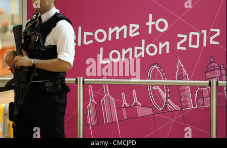 18.07.2012. Londra, Inghilterra. Un agente di polizia armato si erige come misure di protezione sono state stepped-fino all'aeroporto di Heathrow a Londra, Gran Bretagna, 18 luglio 2012. Il London 2012 Giochi Olimpici avranno inizio il 27 luglio 2012. Foto Stock