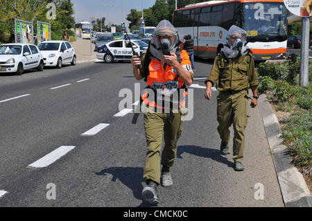 Haifa, Israele. 19 Luglio, 2012. La casa di comando anteriore e con i servizi di soccorso Effettuare la più grande casa punta anteriore mai tenuto in Haifa. Questo esercizio è progettato per simulare le centinaia di razzi che colpisce la città, incluso direct hits su edifici strategici. Il trapano include un esercizio in cui militari e forze civili di trattare con un attacco che coinvolge i materiali pericolosi, nonché esercitazioni in cui la popolazione civile viene evacuato a strutture protette. Forze saranno anche simulare un attacco di razzi su Haifa "Technion" dell'Università. Foto Stock