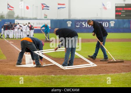 HAARLEM, PAESI BASSI, 18/07/2012. Il campo equipaggio prepara la piastra iniziale prima della partita USA contro Taipei cinese a Haarlem Baseball Week 2012. Foto Stock