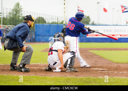 HAARLEM, PAESI BASSI, 18/07/2012. Infielder Han Lin (destra, Taipei cinese) a bat e il catcher Colton Plaia (centro, il team USA) a Haarlem Baseball Week 2012. Foto Stock