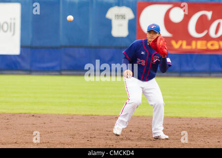 HAARLEM, PAESI BASSI, 18/07/2012. Infielder Tsung Han Yu del team di Taipei cinese si prepara a prendere la palla contro il Team USA a Haarlem Baseball Week 2012. Foto Stock