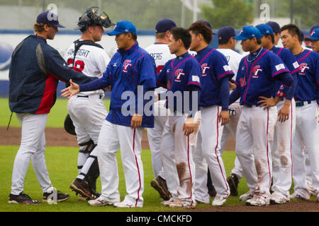 HAARLEM, PAESI BASSI, 18/07/2012. I giocatori provenienti da team USA team e Taipei cinese agitare le mani dopo la partita a Haarlem Baseball Week 2012. Foto Stock