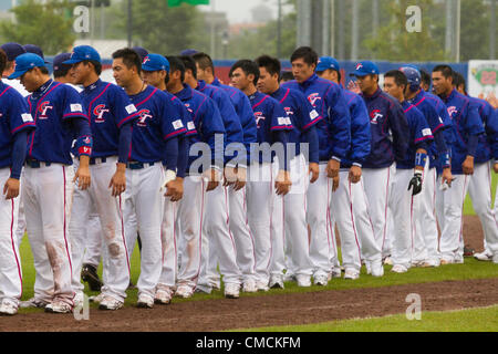 HAARLEM, PAESI BASSI, 18/07/2012. I giocatori provenienti da team USA team e Taipei cinese agitare le mani dopo la partita a Haarlem Baseball Week 2012. Foto Stock