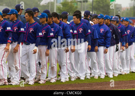 HAARLEM, PAESI BASSI, 18/07/2012. I giocatori provenienti da team USA team e Taipei cinese agitare le mani dopo la partita a Haarlem Baseball Week 2012. Foto Stock