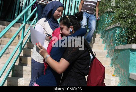 Luglio 19, 2012 - Ramallah, West Bank, Territorio palestinese - palestinesi studente di scuola superiore ha celebrato dopo aver udito i risultati dei loro esami finali noto come ''Tawjihi'' in Cisgiordania città di Ramallah il 19 luglio 2012. Il Ministero dell'istruzione nella Striscia di Gaza e la Cisgiordania ha annunciato i risultati insieme (credito Immagine: © Issam Rimawi APA/images/ZUMAPRESS.com) Foto Stock