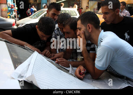 Luglio 20, 2012 - Ramallah, West Bank, Territorio palestinese - palestinesi di alta scuola gli studenti di leggere un giornale locale per trovare i loro risultati di Gaza City il 19 luglio 2012. Il Ministero dell'istruzione nella Striscia di Gaza e la Cisgiordania ha annunciato i risultati insieme (credito Immagine: © Issam Rimawi APA/images/ZUMAPRESS.com) Foto Stock