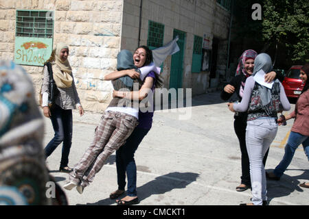 Luglio 19, 2012 - Ramallah, West Bank, Territorio palestinese - palestinesi studente di scuola superiore ha celebrato dopo aver udito i risultati dei loro esami finali noto come ''Tawjihi'' in Cisgiordania città di Ramallah il 19 luglio 2012. Il Ministero dell'istruzione nella Striscia di Gaza e la Cisgiordania ha annunciato i risultati insieme (credito Immagine: © Issam Rimawi APA/images/ZUMAPRESS.com) Foto Stock