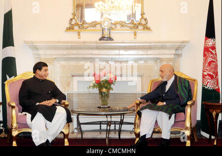 Il Pakistan il Primo Ministro Raja Pervez Ashraf scambi di opinioni con il Presidente Afghanistan, Hamid Karzai durante la riunione a Kabul il giovedì 19 luglio, 2012. Foto Stock