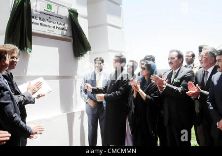 Il Pakistan il Primo Ministro Raja Pervez Ashraf svelando la placca per inaugurare il nuovo edificio del Pakistan Ambasciata a Kabul il giovedì 19 luglio, 2012. Foto Stock