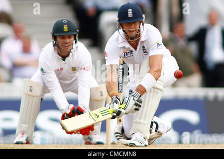 19/07/2012 di Londra, Inghilterra. L'Inghilterra del Kevin Pietersen riproduce una scansione inversa girato durante la Investec cricket internazionale di test match tra Inghilterra e Sud Africa, ha suonato presso il Kia Oval Cricket Ground: Credito: Mitchell Gunn Foto Stock