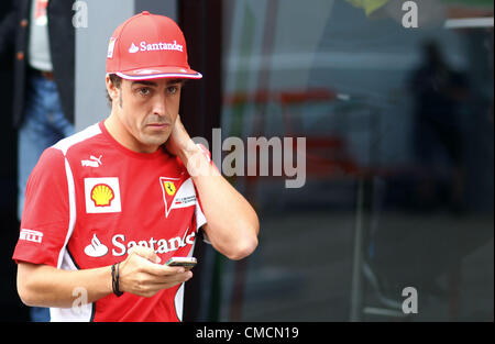 19.07.2012. Hockenheim in Germania. Spagnolo di Formula Uno Pilota Fernando Alonso della Ferrari passeggiate attraverso il paddock all'Hockenheimring race track di Hockenheim, in Germania, il 19 luglio 2012. Il Gran Premio di Formula Uno di Germania avrà luogo il 22 luglio 2012. Foto Stock