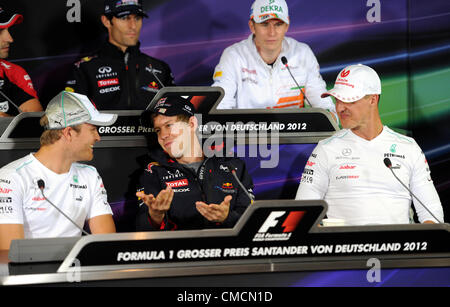 19.07.2012. Hockenheim in Germania. Tedesco di Formula Uno driver (fila anteriore L-R) Nico Rosberg della Mercedes AMG, Sebastian Vettel della Red Bull Racing e Michael Schumacher della Mercedes AMG, (back-L-R)di Timo Glock Marussia, australiano Mark Webber della Red Bull Racing e il tedesco Nico Huelkenberg della Force India chat in una conferenza FIApress a Hockenheimring race track di Hockenheim, in Germania, il 19 luglio 2012. Il Gran Premio di Formula Uno di Germania avrà luogo il 22 luglio 2012. Foto Stock