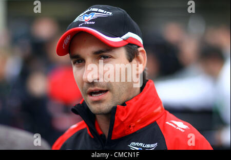 19.07.2012. Hockenheim in Germania. Il tedesco pilota di Formula Uno di Timo Glock Marussia parla con i giornalisti nel paddock di l'Hockenheimring race track di Hockenheim, in Germania, il 19 luglio 2012. Il Gran Premio di Formula Uno di Germania avrà luogo il 22 luglio 2012. Foto Stock