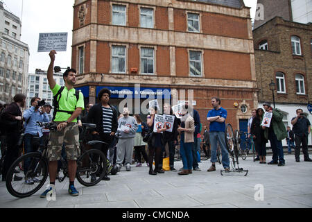 Londra, Regno Unito. 19 luglio 2012 manifestanti radunati fuori Scotland Yard a Westminster per organizzare una manifestazione contro il PC Simon Harwood il verdetto di non colpevolezza in Ian Tomlinson prova. Foto Stock