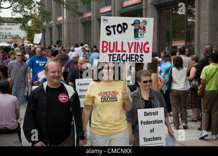 Detroit, Michigan - membri della Federazione di Detroit di protesta degli insegnanti di un contratto di lavoro imposte unilateralmente senza negoziati dalla scuola del distretto finanziario di emergenza manager, Roy Roberts. Il contratto comprende il salario e beneficio tagli e permette per la classe di dimensioni fino a 60 studenti per i gradi 6-12. Foto Stock