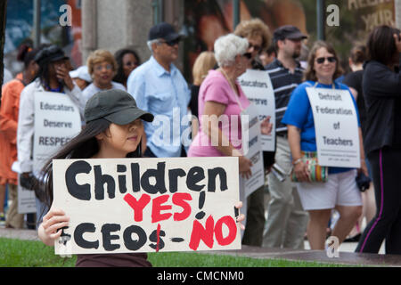 Detroit, Michigan - membri della Federazione di Detroit di protesta degli insegnanti di un contratto di lavoro imposte unilateralmente senza negoziati dalla scuola del distretto finanziario di emergenza manager, Roy Roberts. Il contratto comprende il salario e beneficio tagli e permette per la classe di dimensioni fino a 60 studenti per i gradi 6-12. Foto Stock