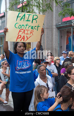 Detroit, Michigan - membri della Federazione di Detroit di protesta degli insegnanti di un contratto di lavoro imposte unilateralmente senza negoziati dalla scuola del distretto finanziario di emergenza manager, Roy Roberts. Il contratto comprende il salario e beneficio tagli e permette per la classe di dimensioni fino a 60 studenti per i gradi 6-12. Foto Stock