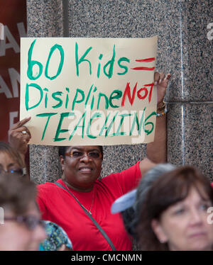 Detroit, Michigan - membri della Federazione di Detroit di protesta degli insegnanti di un contratto di lavoro imposte unilateralmente senza negoziati dalla scuola del distretto finanziario di emergenza manager, Roy Roberts. Il contratto comprende il salario e beneficio tagli e permette per la classe di dimensioni fino a 60 studenti per i gradi 6-12. Foto Stock