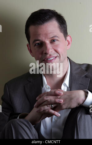 Luglio 19, 2012 - Los Angeles, California, Stati Uniti - Emmy Nominees 2012 - Jon Cryer, ''a due uomini e mezzo" è nominato per il protagonista di una serie di commedia. Nella foto: 8 gennaio, 2008 - Los Angeles, California, Stati Uniti d'America - JON CRYER è un Emmy-nominato attore americano, scrittore e produttore. Ha raggiunto la fama da protagonista di John Hughes film piuttosto in rosa. Ha anche scritto e prodotto il film indipendente è andato a Coney Island in una missione da Dio... Essere indietro di cinque. Attualmente egli stelle di sitcom di CBS serie due uomini e mezzo di fronte Charlie Sheen. (Credito Immagine: Ringo Chiu/ZUMAPRESS.com) Foto Stock