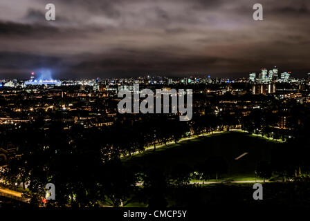 Londra, Regno Unito. Il 20 luglio, 2012. Pratica per la cerimonia di apertura continua anche dopo la mezzanotte presso lo Stadio Olimpico. La cerimonia di apertura del London 2012 Giochi Olimpici avrà luogo il 27 di luglio, 2012 a Londra, Regno Unito. Foto Stock