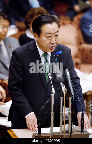 Luglio 19, 2012, Tokyo, Giappone - laccati. Il Primo Ministro Yoshihiko Noda dà le sue risposte durante una casa di consiglieri sessione straordinaria per deliberare le fatture per riforme di ampio respiro del Giappone della sicurezza sociale e dei sistemi fiscali alla dieta a Tokyo il giovedì 19 luglio, 2012. Noda si trova di fronte ad un difficile compito di far passare la sua firma cambiali alla luce di una fuga di partenze da membri del partito democratico di maggioranza del Giappone dopo un attaco dal suo ex membro Ichiro Ozawa e il lancio di un partito politico dei suoi propri per andare a braccetto contro Noda. (Foto di AFLO) Foto Stock