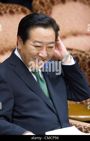 Luglio 19, 2012, Tokyo, Giappone - laccati. Il Primo Ministro Yoshihiko Noda sorrisi timidamente durante una casa di consiglieri sessione straordinaria per deliberare le fatture per riforme di ampio respiro del Giappone della sicurezza sociale e dei sistemi fiscali alla dieta a Tokyo il giovedì 19 luglio, 2012. Noda si trova di fronte ad un difficile compito di far passare la sua firma cambiali alla luce di una fuga di partenze da membri del partito democratico di maggioranza del Giappone dopo un attaco dal suo ex membro Ichiro Ozawa e il lancio di un partito politico dei suoi propri per andare a braccetto contro Noda. (Foto di AFLO) Foto Stock