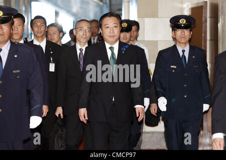 Luglio 19, 2012, Tokyo, Giappone - laccati. Il Primo Ministro Yoshihiko Noda arriva per una casa di consiglieri sessione straordinaria per deliberare le fatture per riforme di ampio respiro del Giappone della sicurezza sociale e dei sistemi fiscali alla dieta a Tokyo il giovedì 19 luglio, 2012. Noda si trova di fronte ad un difficile compito di far passare la sua firma cambiali alla luce di una fuga di partenze da membri del partito democratico di maggioranza del Giappone dopo un attaco dal suo ex membro Ichiro Ozawa e il lancio di un partito politico dei suoi propri per andare a braccetto contro Noda. (Foto di AFLO) Foto Stock