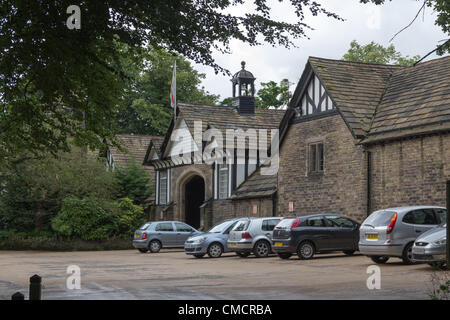 19 luglio 2012 Smithills casa carovaniera, Bolton, Inghilterra. Coaching Smithills ristorante della casa è quello di chiudere la fine di agosto 2012 ed è ora oggetto di una pianificazione delle applicazioni per convertire il XVII secolo Il Grade ii Listed è un edificio a otto luoghi di abitazione, plus 21 nuove case costruite sul verde circostante la cinghia terra. I terreni presi includerà un grande parcheggio auto attualmente utilizzati dai visitatori, tra cui la scuola viaggi in autobus per il centro storico Smithills Hall e la vicina Smithills Open Farm. Il ristorante ha un posto speciale nel cuore di molte persone di Bolton e le modifiche proposte causerà la rabbia. Foto Stock