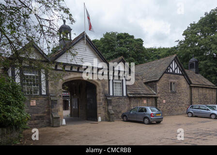 19 luglio 2012 Smithills casa carovaniera, Bolton, Inghilterra. Coaching Smithills ristorante della casa è quello di chiudere la fine di agosto 2012 ed è ora oggetto di una pianificazione delle applicazioni per convertire il XVII secolo Il Grade ii Listed è un edificio a otto luoghi di abitazione, plus 21 nuove case costruite sul verde circostante la cinghia terra. I terreni presi includerà un grande parcheggio auto attualmente utilizzati dai visitatori, tra cui la scuola viaggi in autobus per il centro storico Smithills Hall e la vicina Smithills Open Farm. Il ristorante ha un posto speciale nel cuore di molte persone di Bolton e le modifiche proposte causerà la rabbia. Foto Stock