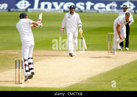 20/07/2012 di Londra, Inghilterra. L'Inghilterra del James Anderson è respinto off il bowling del Sud Africa Morne Morkel come l'Inghilterra del Graeme Swann si affaccia su durante la Investec cricket internazionale di test match tra Inghilterra e Sud Africa, ha suonato presso il Kia Oval Cricket Ground: Credito: Mitchell Gunn Foto Stock