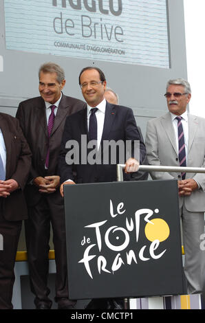 20.07.2012. Tour de France stadio 18. Blagnac - Brive La Gaillarde, Francois Hollande sul podio i vincitori a Brive La Gaillarde. Foto Stock