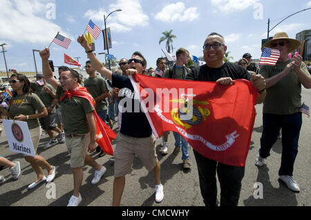 Luglio 16, 2011 - San Diego, California, Stati Uniti - Attive e non attive di personale militare degli Stati Uniti di partecipare per la prima volta a San Diego il Gay Pride Parade di San Diego, 16 luglio 2011. Il gruppo è segnalato per essere il primo apertamente gay servizio arruolato membri di marzo in un evento di orgoglio negli Stati Uniti dopo il congresso di abrogazione dei '"non chiedere, non dire'' politica. (Credito Immagine: © Earl S. Cryer/ZUMAPRESS.com) Foto Stock