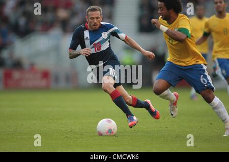 20.07.2012 Middlesbrough, Inghilterra. Craig Bellamy e Sandro si scontrano durante la mens calcio alle Olimpiadi Warm Up amichevole tra Team GB e Brasile dal Riverside Stadium. Foto Stock