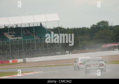 Xx Luglio 2012, Silverstone, Regno Unito due vetture turismo in testa vale sotto la pioggia durante le qualifiche per la Fujifilm Touring Car Trophy 1970-2000 gara a Silverstone Classic 2012 Foto Stock