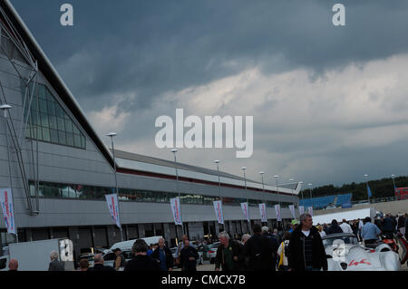 Xx Luglio 2012, Silverstone, UK pioggia nuvole sopra l'ala complesso per il paddock di Silverstone Classic 2012 Foto Stock