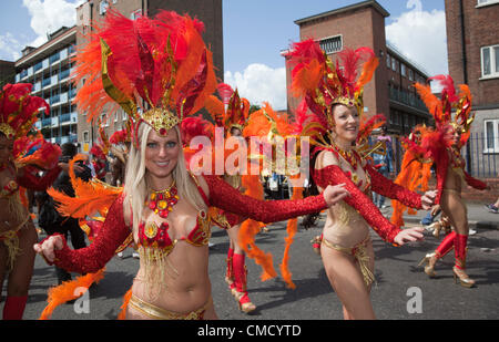 Hackney, Londra, Regno Unito. Sabato, 21 luglio 2012. Sfilata di Carnevale da Pitfield Street a Stoke Newington a uno Hackney Festival 2012. Il festival è tutto il giorno un borough ampia manifestazione che si svolge il sabato, 21 luglio 2012 ad accogliere la fiaccola olimpica sul suo primo giorno a Londra. Ballerini da Paraiso la Scuola di Samba Foto Stock