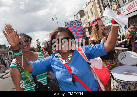 Hackney, Londra, Regno Unito. Sabato, 21 luglio 2012. Sfilata di Carnevale da Pitfield Street a Stoke Newington a uno Hackney Festival 2012. Il festival è tutto il giorno un borough ampia manifestazione che si svolge il sabato, 21 luglio 2012 ad accogliere la fiaccola olimpica sul suo primo giorno a Londra. Foto Stock