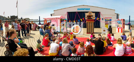 Aberystwyth Wales UK Luglio 21 2012. Un punzone e Judy show intrattiene la folla di turisti sul lungomare al primo caldo giorno d'estate dopo molte settimane di umido e freddo. L evento è stato parte del lungo un anno a livello nazionale "Brig Grin Festival', (finanziato dal Patrimonio del fondo della lotteria) contrassegno Mr Punch 350esimo compleanno, ed era il solo un episodio in Galles Foto ©keith morris Foto Stock