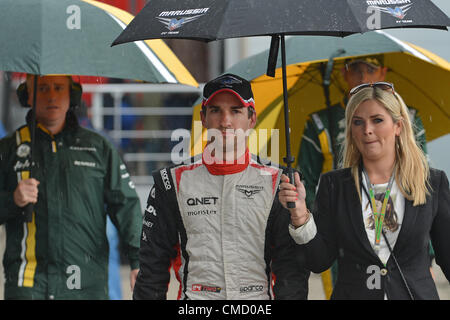 21.07.2012. Hoceknheim, Germania. Il tedesco pilota di Formula Uno di Timo Glock Marussia passeggiate attraverso il paddock dopo la sessione di qualifica presso l'Hockenheimring race track di Hockenheim, in Germania, il 21 luglio 2012. Il Gran Premio di Formula Uno di Germania avrà luogo il 22 luglio 2012. Foto Stock