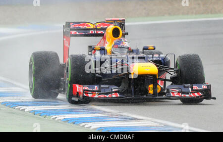 21.07.2012. Hoceknheim, Germania. Tedesco di Formula Uno pilota Sebastian Vettel della Red Bull manzi la sua auto attraverso la pioggia durante la sessione di qualifica presso l'Hockenheimring race track di Hockenheim, in Germania, il 21 luglio 2012. Schumacher inizia dalla terza posizione nel Gran Premio di Formula Uno della Germania il 22 luglio 2012. Foto Stock