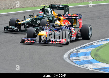 21.07.2012. Hoceknheim, Germania. Tedesco di Formula Uno pilota Sebastian Vettel della Red Bull precedendo il russo Vitaly Petrov di Caterham sterzare le loro vetture durante la terza sessione di prove libere all'Hockenheimring race track di Hockenheim, in Germania, il 21 luglio 2012. Il Gran Premio di Formula Uno di Germania avrà luogo il 22 luglio 2012. Foto Stock