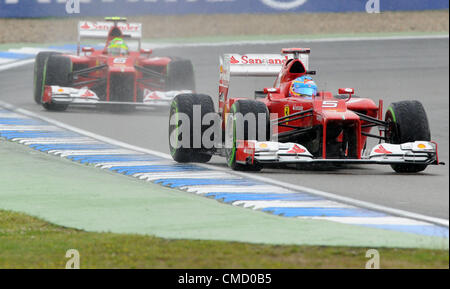 21.07.2012. Hoceknheim, Germania. Spagnolo di Formula Uno Pilota Fernando Alonso(anteriore) di Ferrari e il Brasiliano pilota di Formula Uno alla Ferrari di Felipe Massa sterzare le loro auto attraverso la pioggia durante la sessione di qualifica presso l'Hockenheimring race track di Hockenheim, in Germania, il 21 luglio 2012. Schumacher inizia dalla terza posizione nel Gran Premio di Formula Uno della Germania il 22 luglio 2012. Foto Stock