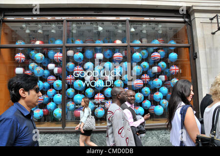 Regent Street, Londra, Regno Unito. Il 21 luglio 2012. Tommy Hilfiger store su Regent Street come i suoi negozi sono decorate con le Olimpiadi e le correlate allo sport bandiere, inserzioni e decorazioni per finestre, in un'offerta di denaro contante in su le Olimpiadi di Londra 2012. Foto Stock