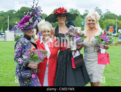 21.07.2012. Il tutto in Inghilterra Jumping Corso Hickstead, Inghilterra. L'attrice Barbra Windsor con il Signore al Longines Royal International Horse Show Ladies giorno. Foto Stock